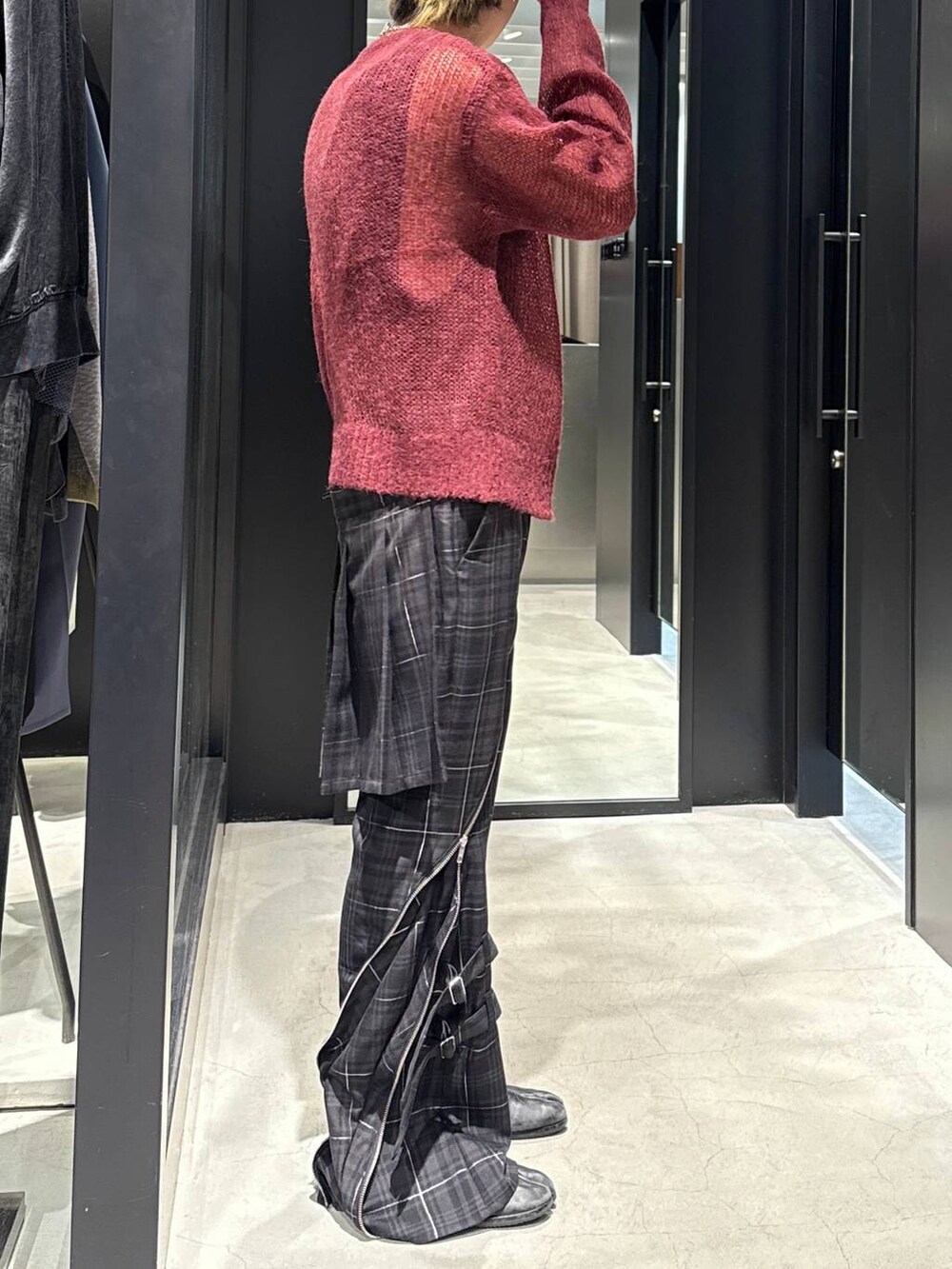 ブラック系のTシャツ/カットソー、ブラック系のその他パンツ、レッド系のニット/セーターを着用したメンズの冬コーディネートの2枚目の写真