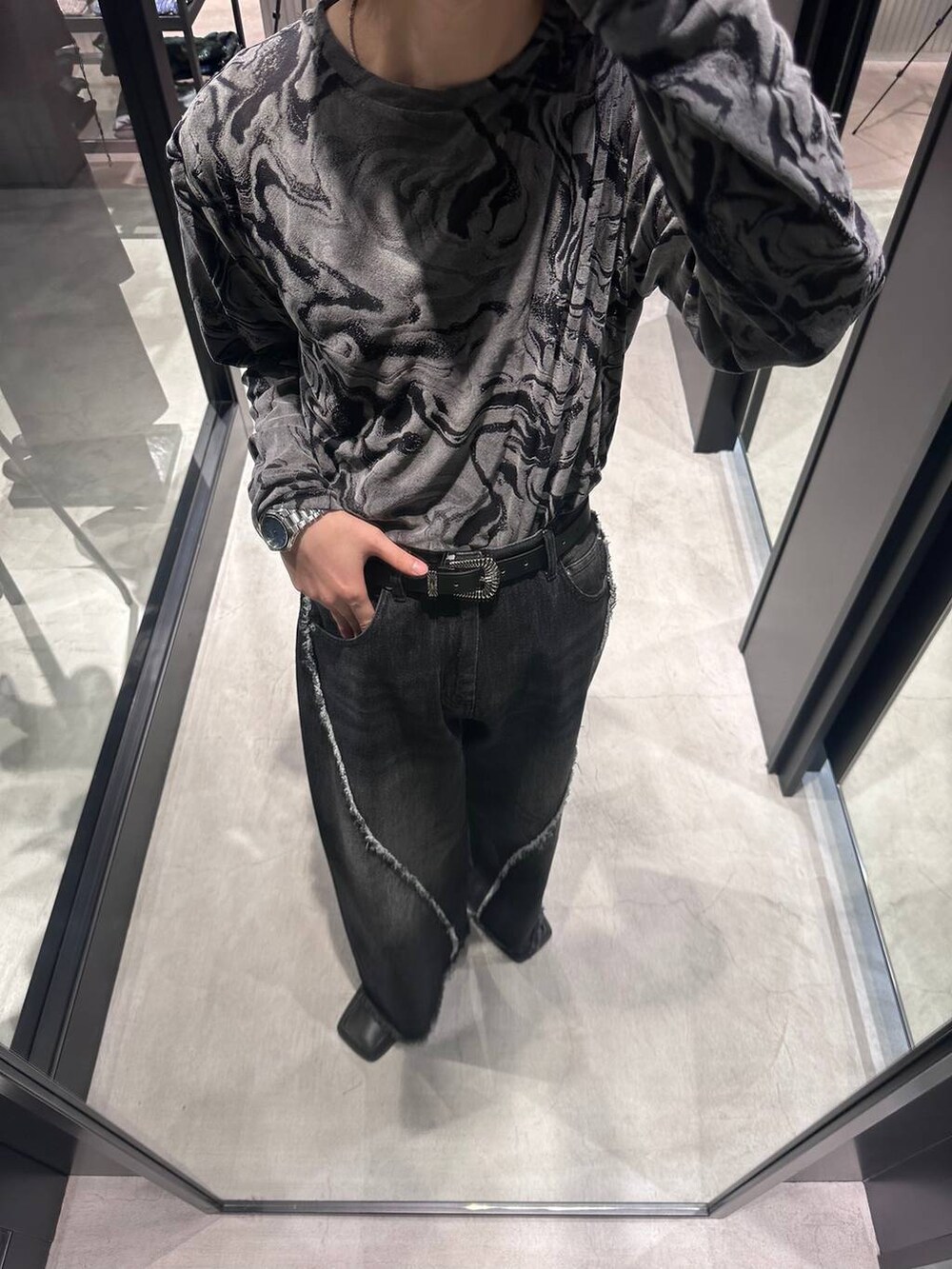 ブラック系のデニムパンツ、グレー系のTシャツ/カットソー、ブラック系のベルトを着用したメンズの夏コーディネートの2枚目の写真