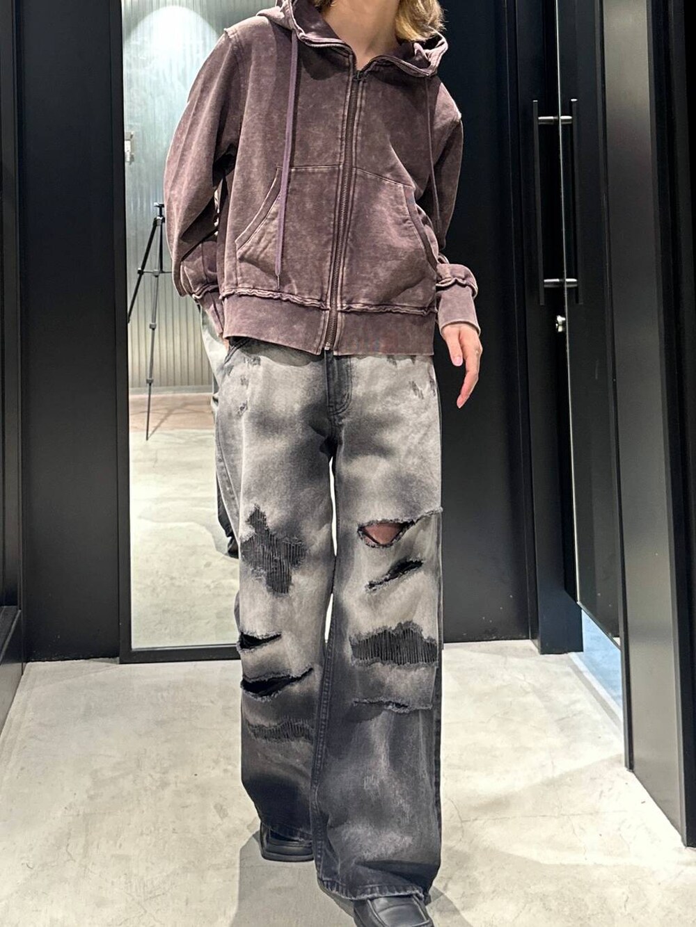 ブラック系のデニムパンツ、ブラウン系のパーカー、ブラック系のキャップを着用したメンズの秋コーディネートの4枚目の写真