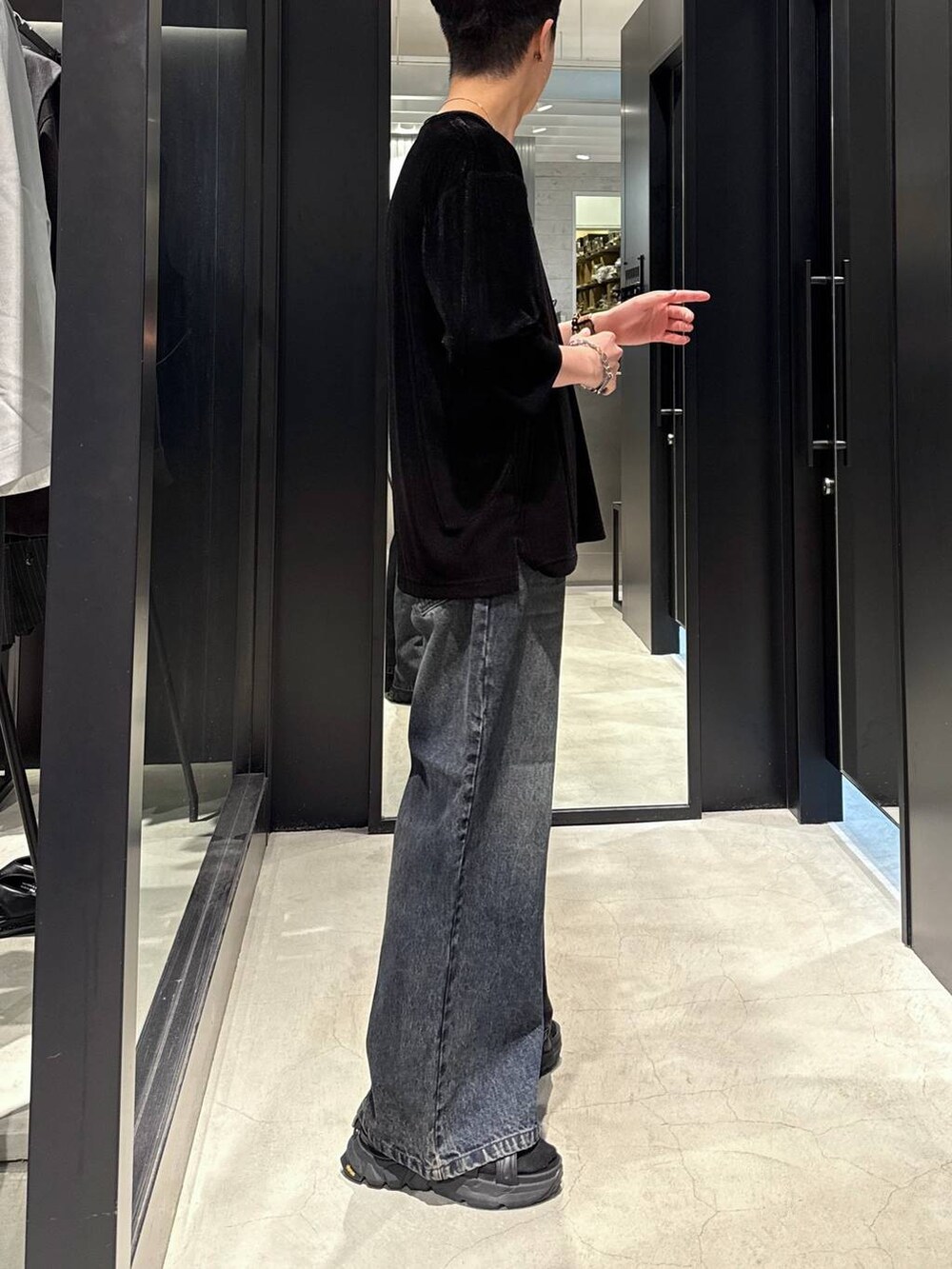 ブラック系のサンダル、ブルー系のデニムパンツ、ブラック系のTシャツ/カットソーを着用したメンズの夏コーディネートの2枚目の写真