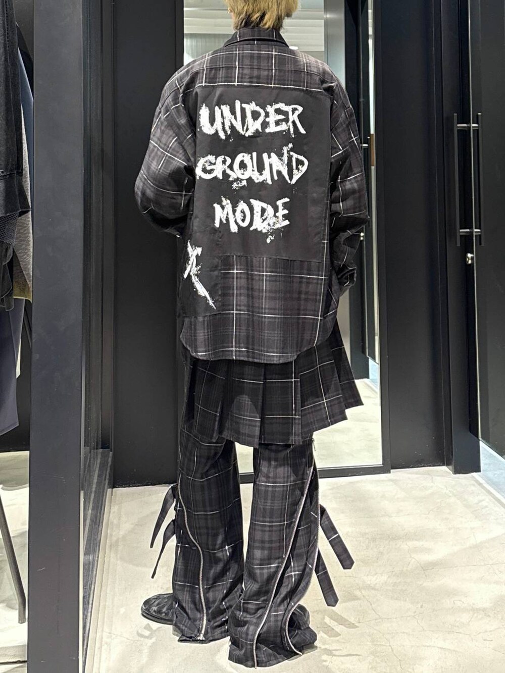 ブラック系のTシャツ/カットソー、ブラック系のその他パンツ、ブラック系のニット/セーターを着用したメンズの冬コーディネートの2枚目の写真