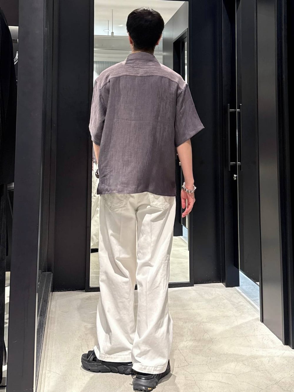 「モード、高見え、着痩せ・細見え、HARE、韓国系、ラフ、韓国ファッション、春コーデ、夏コーデ、秋コーデ、シャツ、Tシャツ、ワイドパンツ、オーバーサイズ、モテ」｜「HAREのVibramクイックサンダル(HARE)（サンダル、ブラック系）」を使った、taigawedさん（メンズ・174cm）の夏コーディネートの2枚目の写真