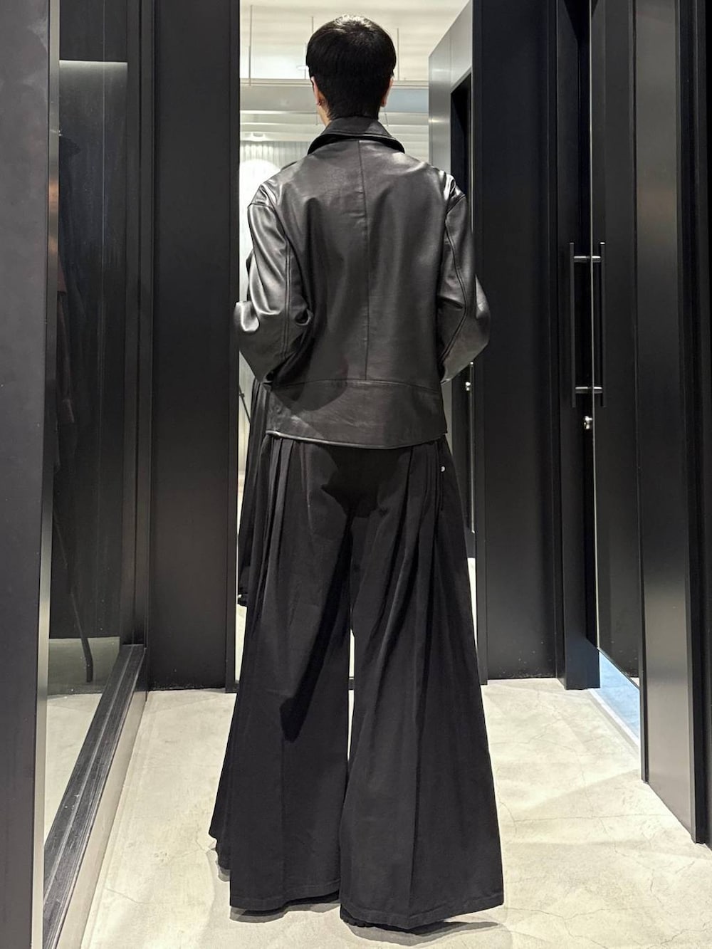 ホワイト系のTシャツ/カットソー、ブラック系のデニムパンツ、ブラック系のブルゾンを着用したメンズの秋コーディネートの3枚目の写真