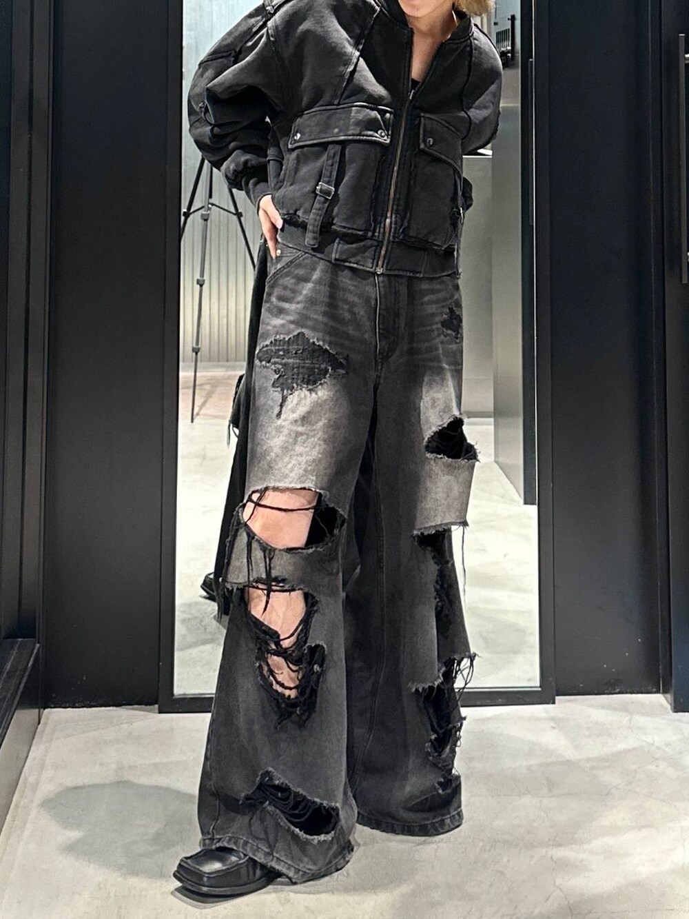 ブラック系のデニムパンツ、ブラック系のブルゾン、グレー系のニットキャップ/ビーニーを着用したメンズの秋コーディネートの2枚目の写真