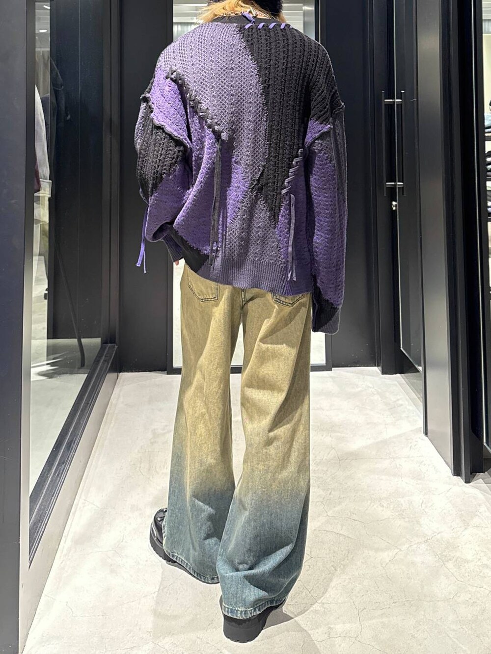 ブラック系のカーディガン/ボレロ、グリーン系のデニムパンツ、ブラック系のその他シューズを着用したメンズの冬コーディネートの3枚目の写真