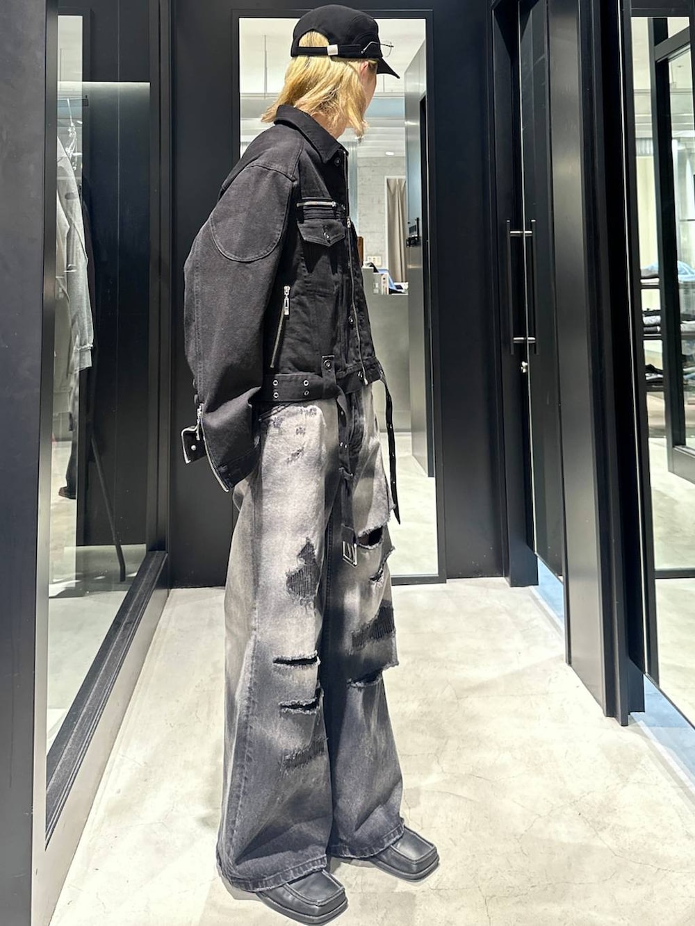 ブラック系のデニムパンツ、ブラック系のデニムジャケット、ブラック系のキャップを着用したメンズの秋コーディネートの3枚目の写真