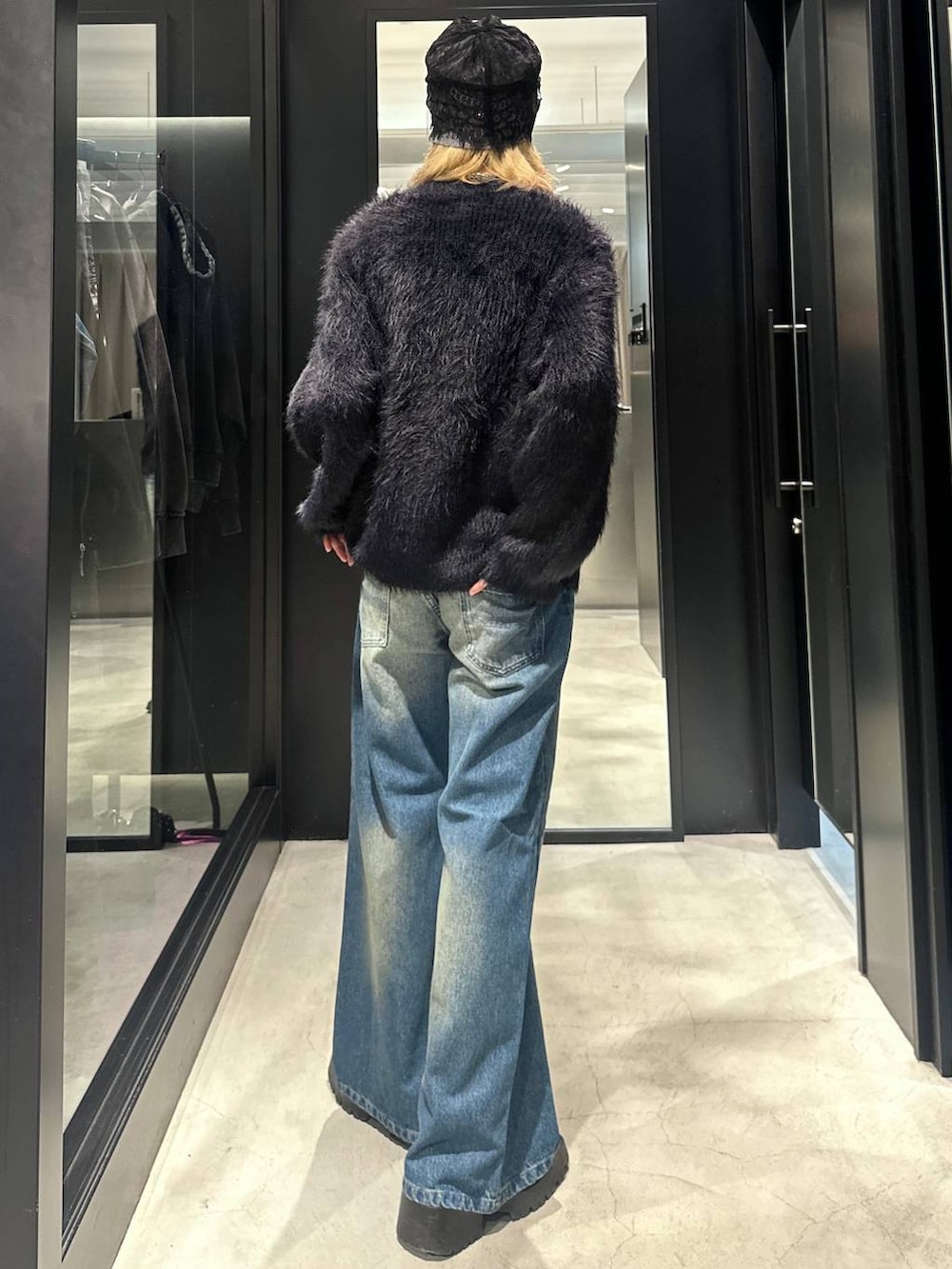 ブルー系のデニムパンツ、ブラック系のカーディガン/ボレロ、グレー系のニットキャップ/ビーニーを着用したメンズの秋コーディネートの4枚目の写真