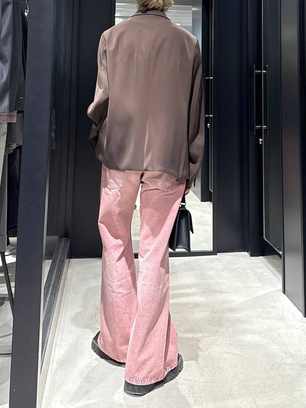 ブラウン系のテーラードジャケット、グレー系のTシャツ/カットソー、ピンク系のデニムパンツを着用したメンズの春コーディネートの3枚目の写真