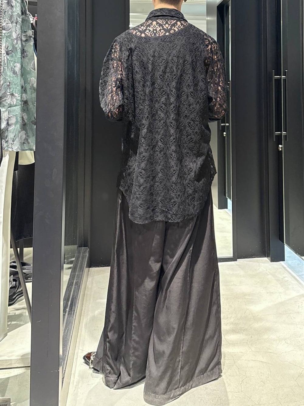 ブラック系のその他パンツ、ブラック系のシャツ/ブラウス、ブラック系のタンクトップを着用したメンズの春コーディネートの3枚目の写真