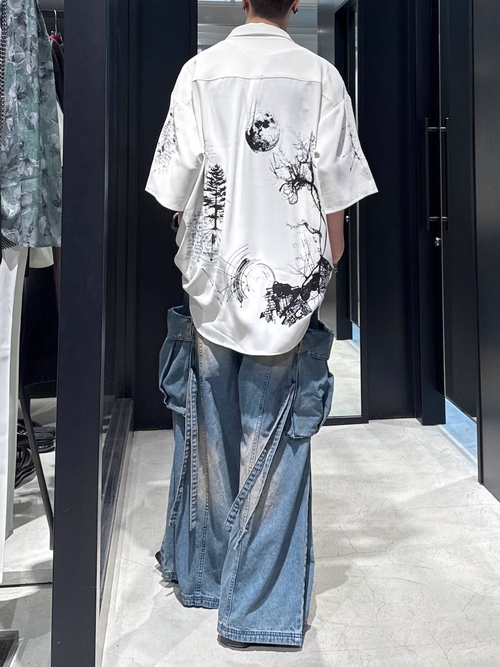 ブルー系のカーゴパンツ、ブラック系のタンクトップ、ホワイト系のシャツ/ブラウスを着用したメンズの春コーディネートの3枚目の写真