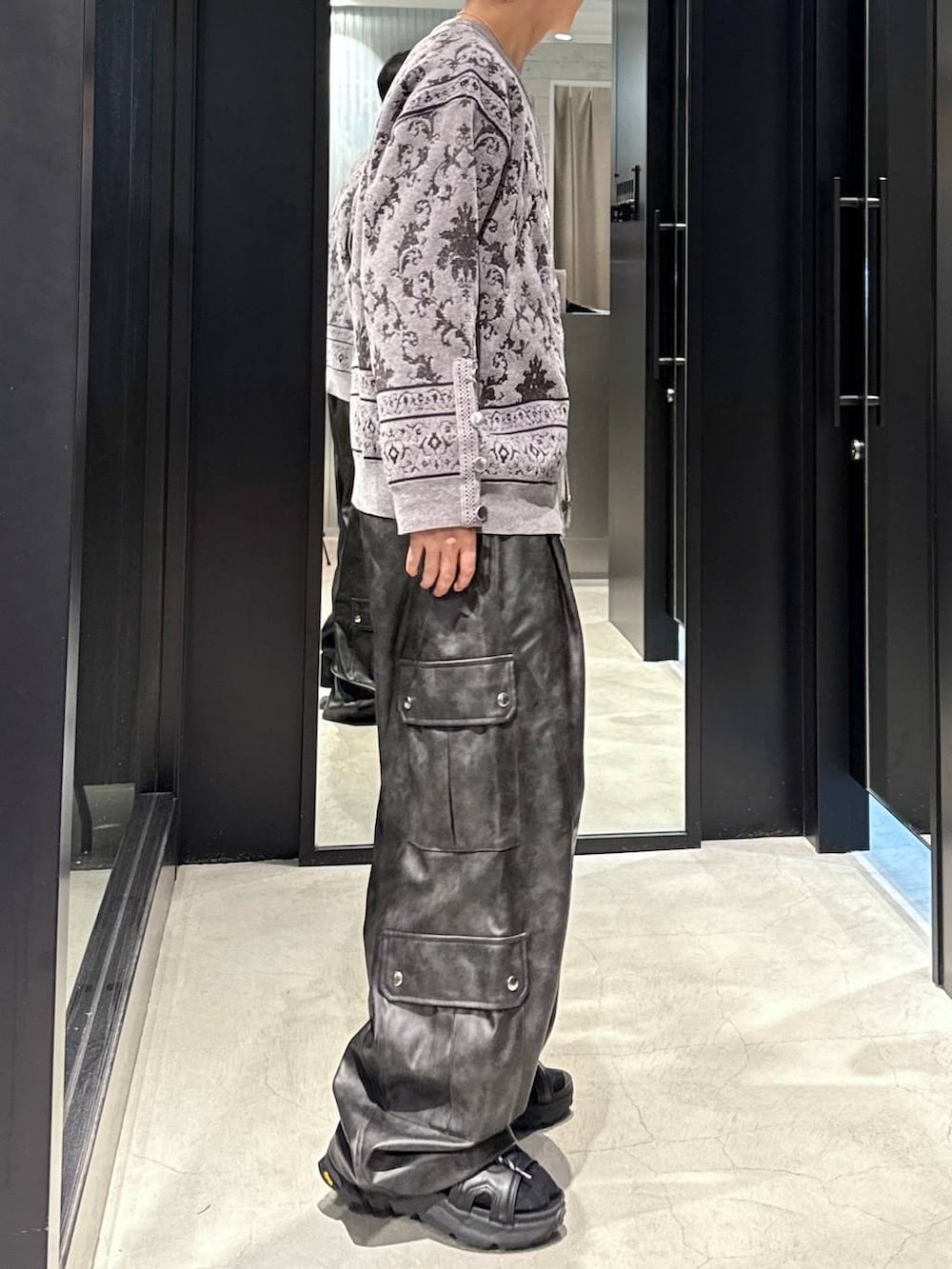 ブラック系のサンダル、ブラック系のタンクトップ、グレー系のカーディガン/ボレロを着用したメンズの秋コーディネートの2枚目の写真