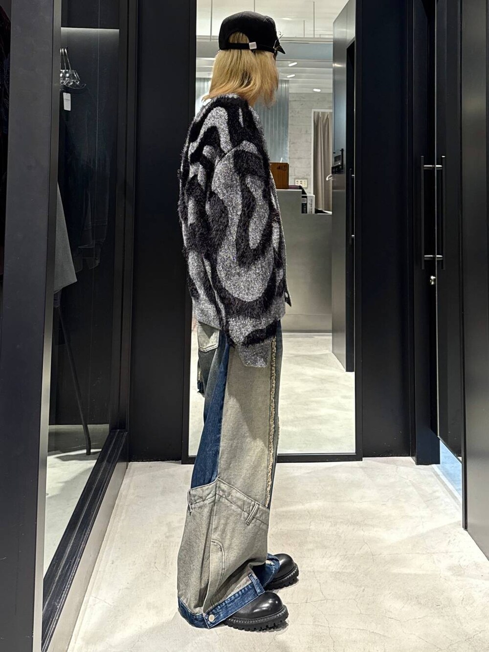 ブルー系のデニムパンツ、グレー系のカーディガン/ボレロ、ブラック系のその他シューズを着用したメンズの秋コーディネートの2枚目の写真