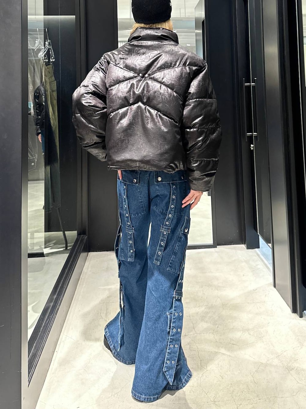 ブラック系のブルゾン、ブラック系のその他シューズ、ブルー系のデニムパンツを着用したメンズの秋コーディネートの3枚目の写真