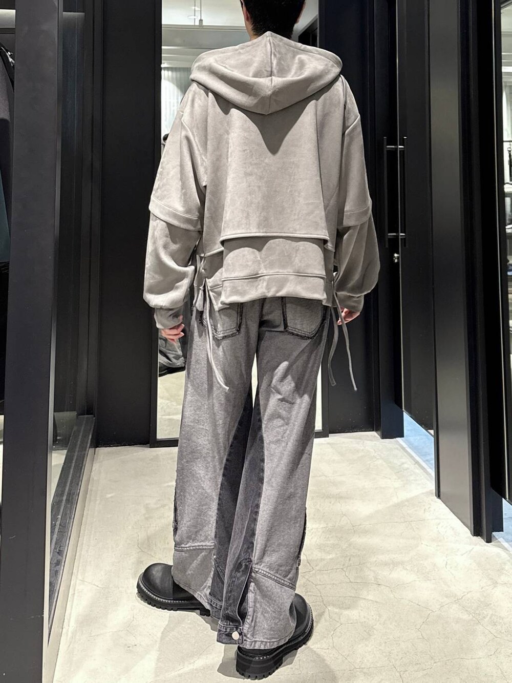 ブラック系のデニムパンツ、グレー系のパーカー、ブラック系のTシャツ/カットソーを着用したメンズの秋コーディネートの3枚目の写真