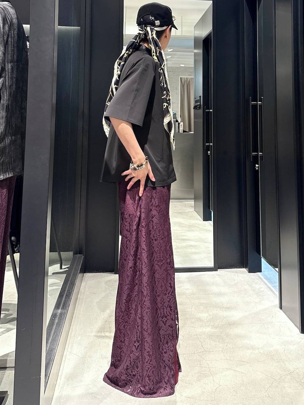 レッド系のその他パンツ、ブラック系のサンダル、ホワイト系のTシャツ/カットソーを着用したメンズの夏コーディネートの2枚目の写真