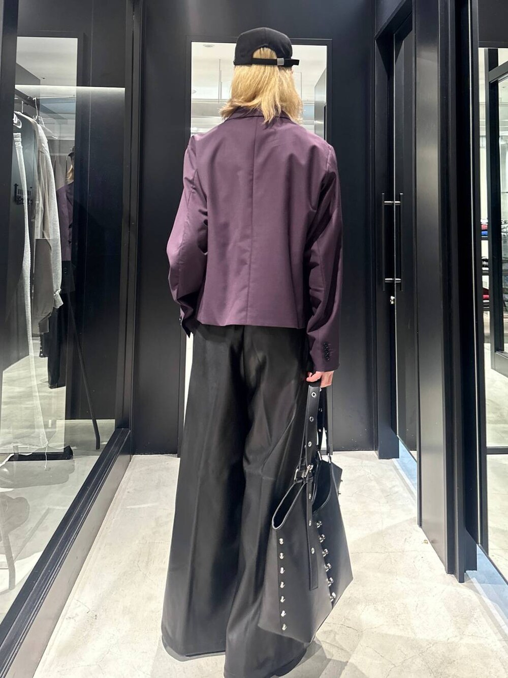 ブラック系のその他パンツ、パープル系のテーラードジャケット、ブラック系のブーツを着用したメンズの秋コーディネートの4枚目の写真