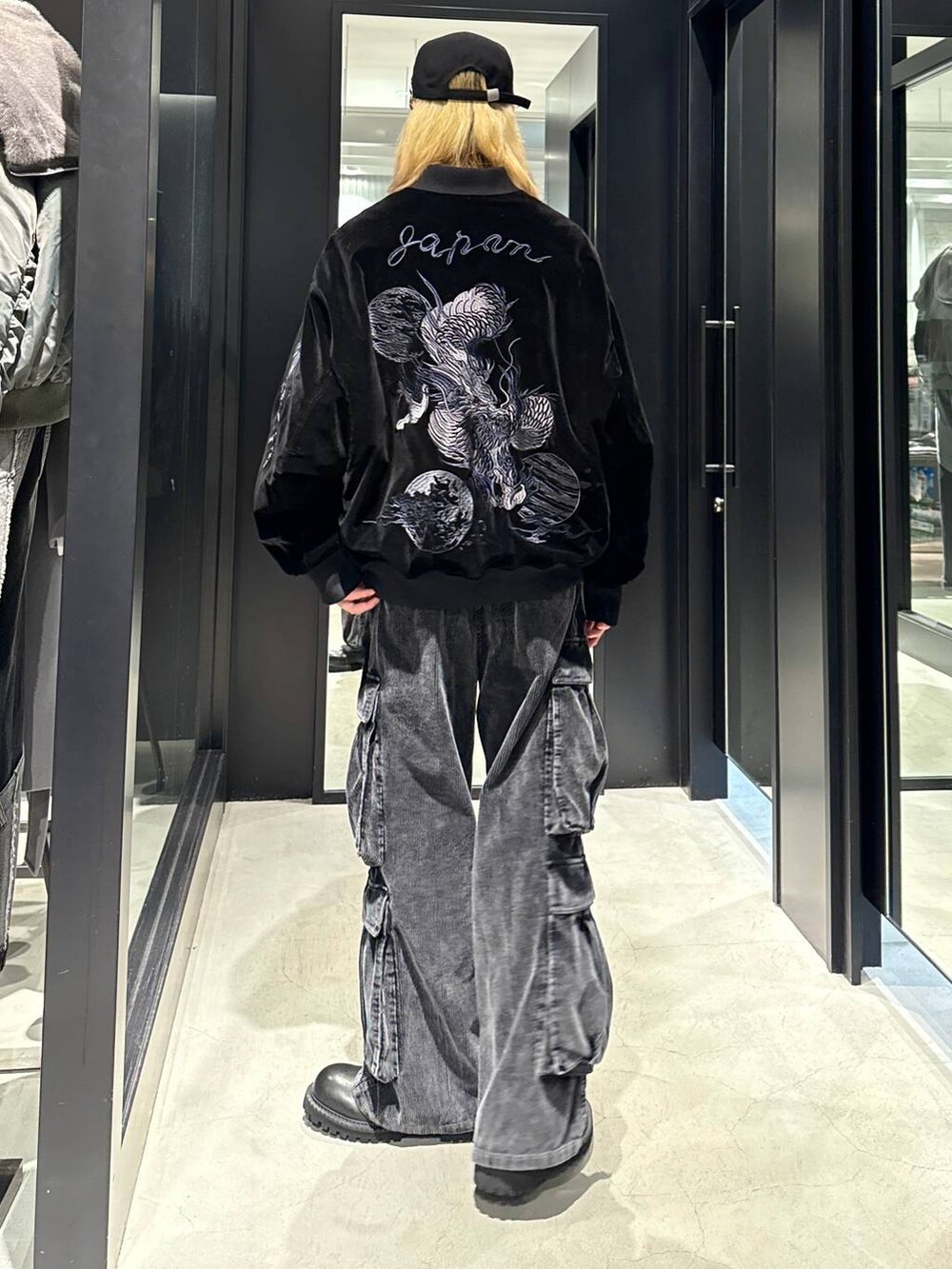 ブラック系のその他シューズ、ブラック系のブルゾン、グレー系のカーゴパンツを着用したメンズの秋コーディネートの2枚目の写真