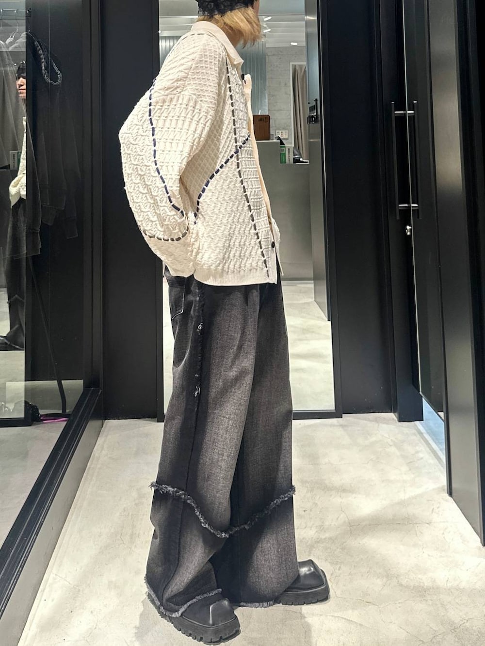 ブラック系のデニムパンツ、ホワイト系のシャツ/ブラウス、グレー系のニットキャップ/ビーニーを着用したメンズの秋コーディネートの2枚目の写真