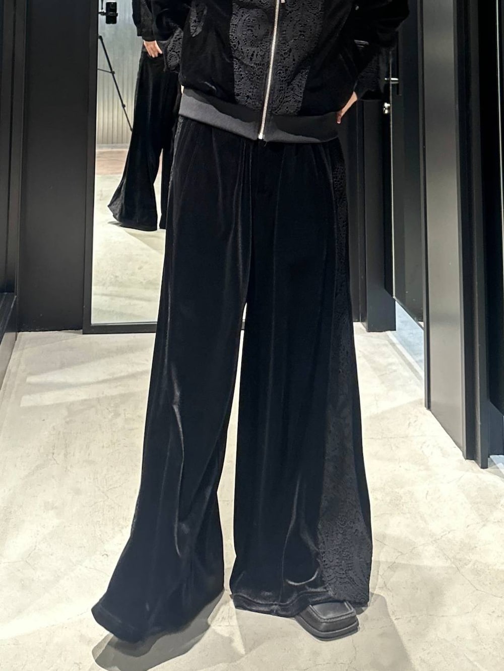 ブラック系のその他パンツ、ブラック系のブルゾン、グレー系のニットキャップ/ビーニーを着用したメンズの秋コーディネートの3枚目の写真