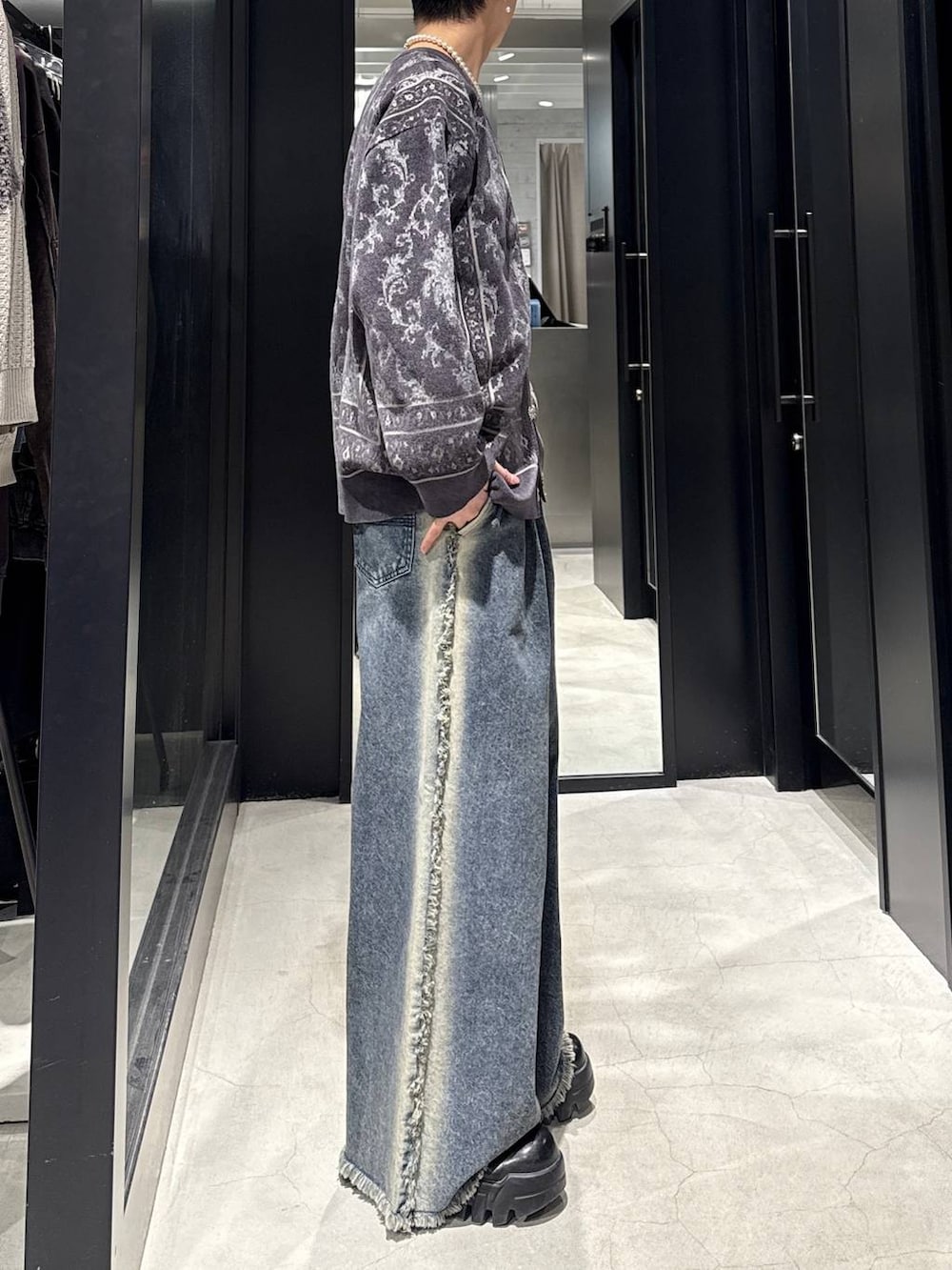 パープル系のカーディガン/ボレロ、ブルー系のデニムパンツ、ホワイト系のネックレスを着用したメンズの冬コーディネートの2枚目の写真