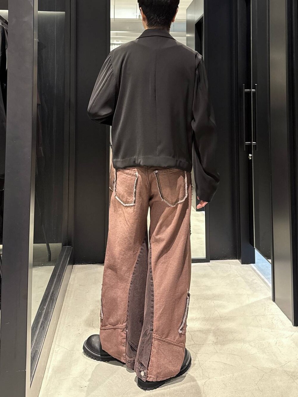 ホワイト系のTシャツ/カットソー、レッド系のデニムパンツ、ブラック系のテーラードジャケットを着用したメンズの秋コーディネートの3枚目の写真