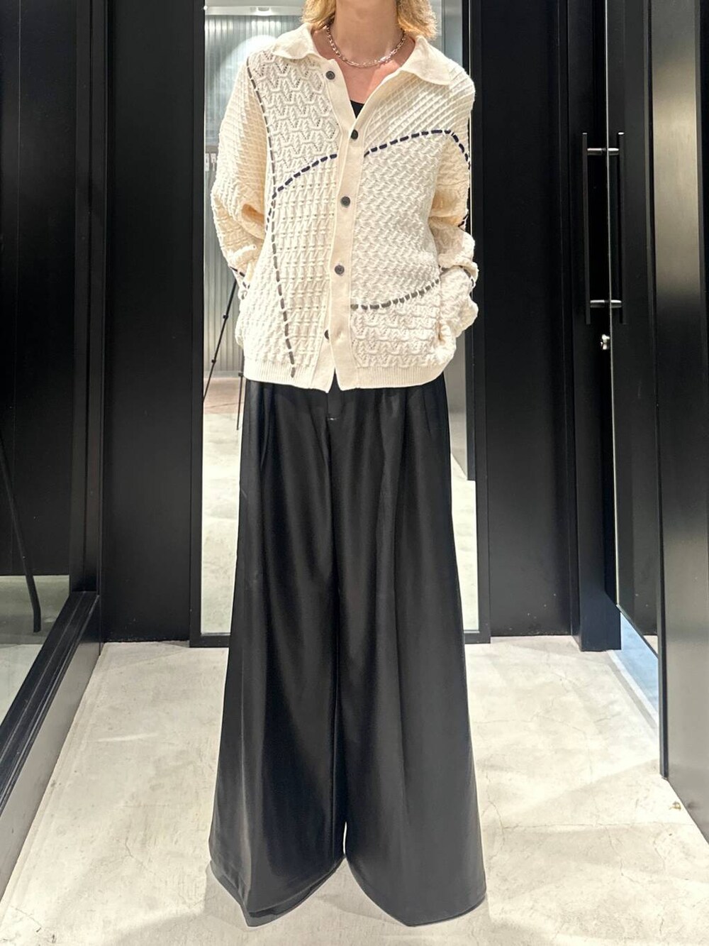 ブラック系のその他パンツ、ブラック系のブーツ、ホワイト系のシャツ/ブラウスを着用したメンズの秋コーディネートの3枚目の写真