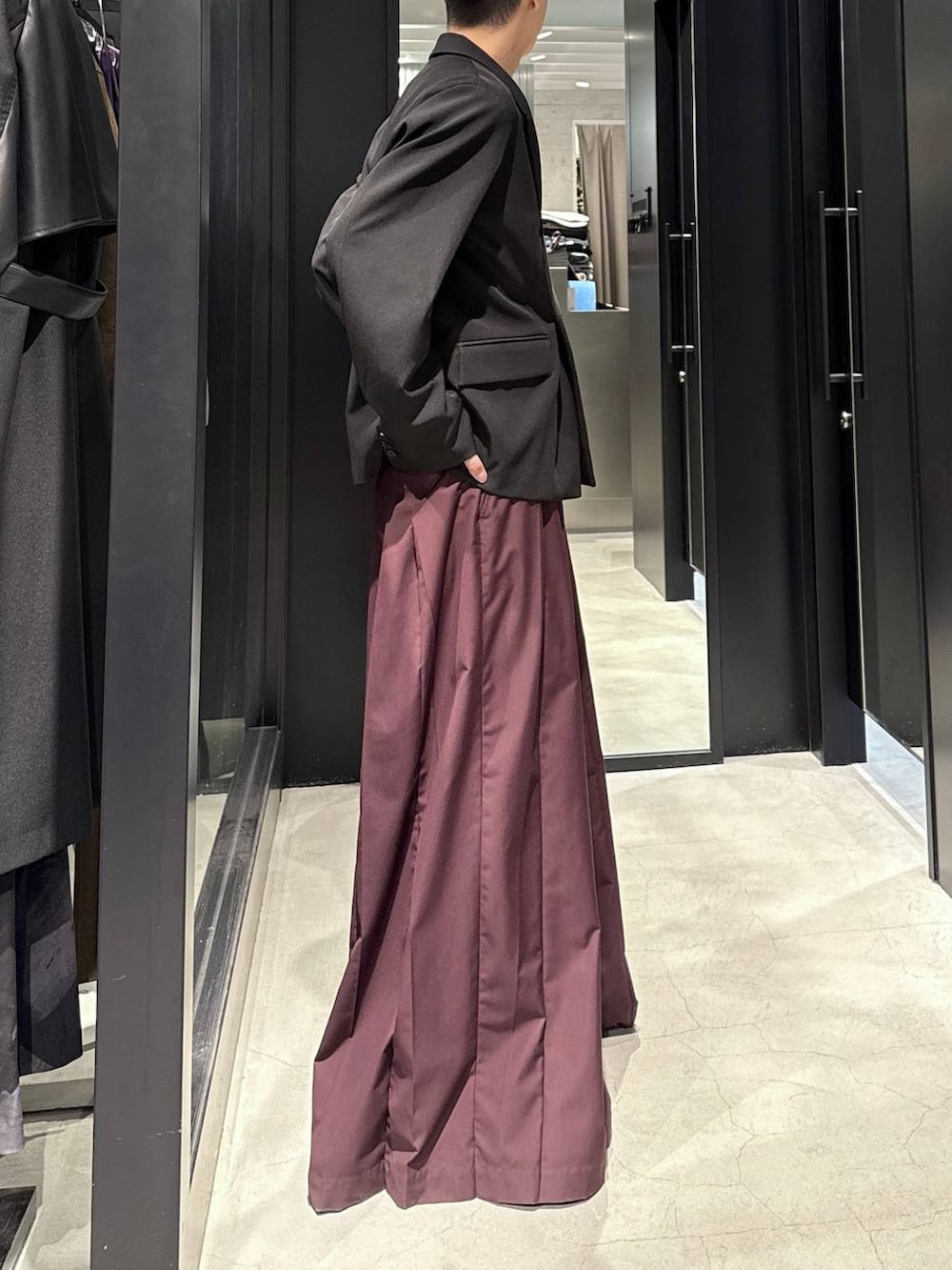 ブラック系のブーツ、レッド系のその他パンツ、ブラック系のテーラードジャケットを着用したメンズの秋コーディネートの2枚目の写真