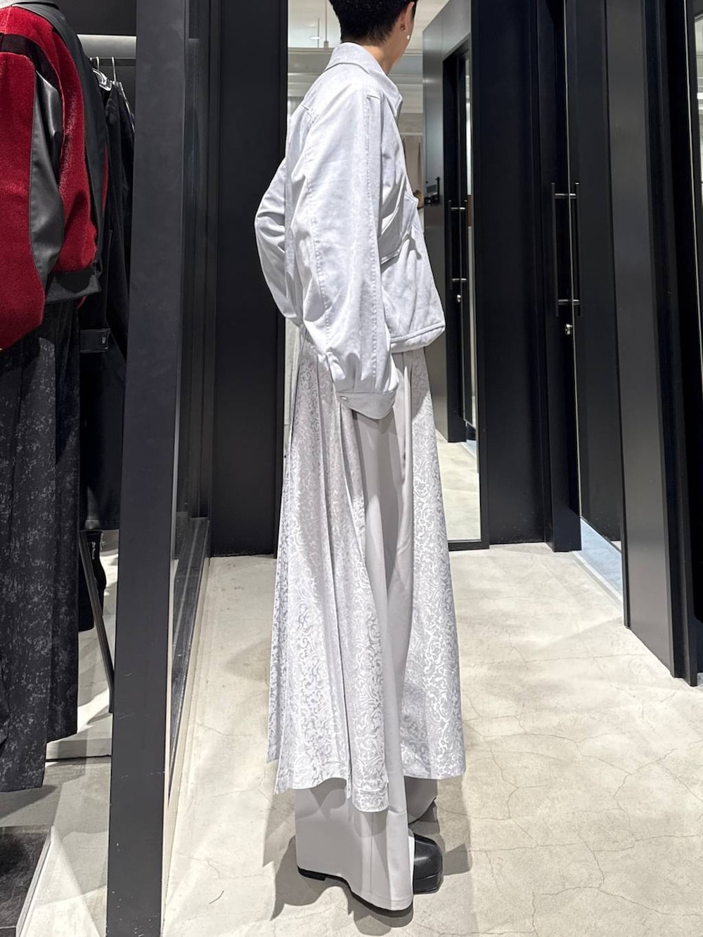 ブルー系のブルゾン、ブラック系のブーツ、グレー系のその他パンツを着用したメンズの冬コーディネートの2枚目の写真