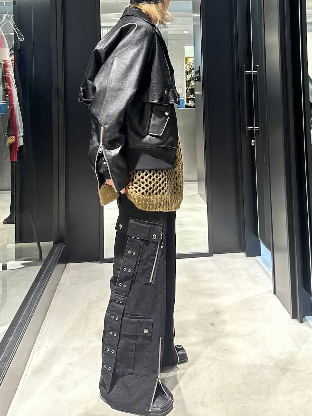 イエロー系のニット/セーター、ブラック系のデニムパンツ、ブラック系のブルゾンを着用したメンズの秋コーディネートの2枚目の写真