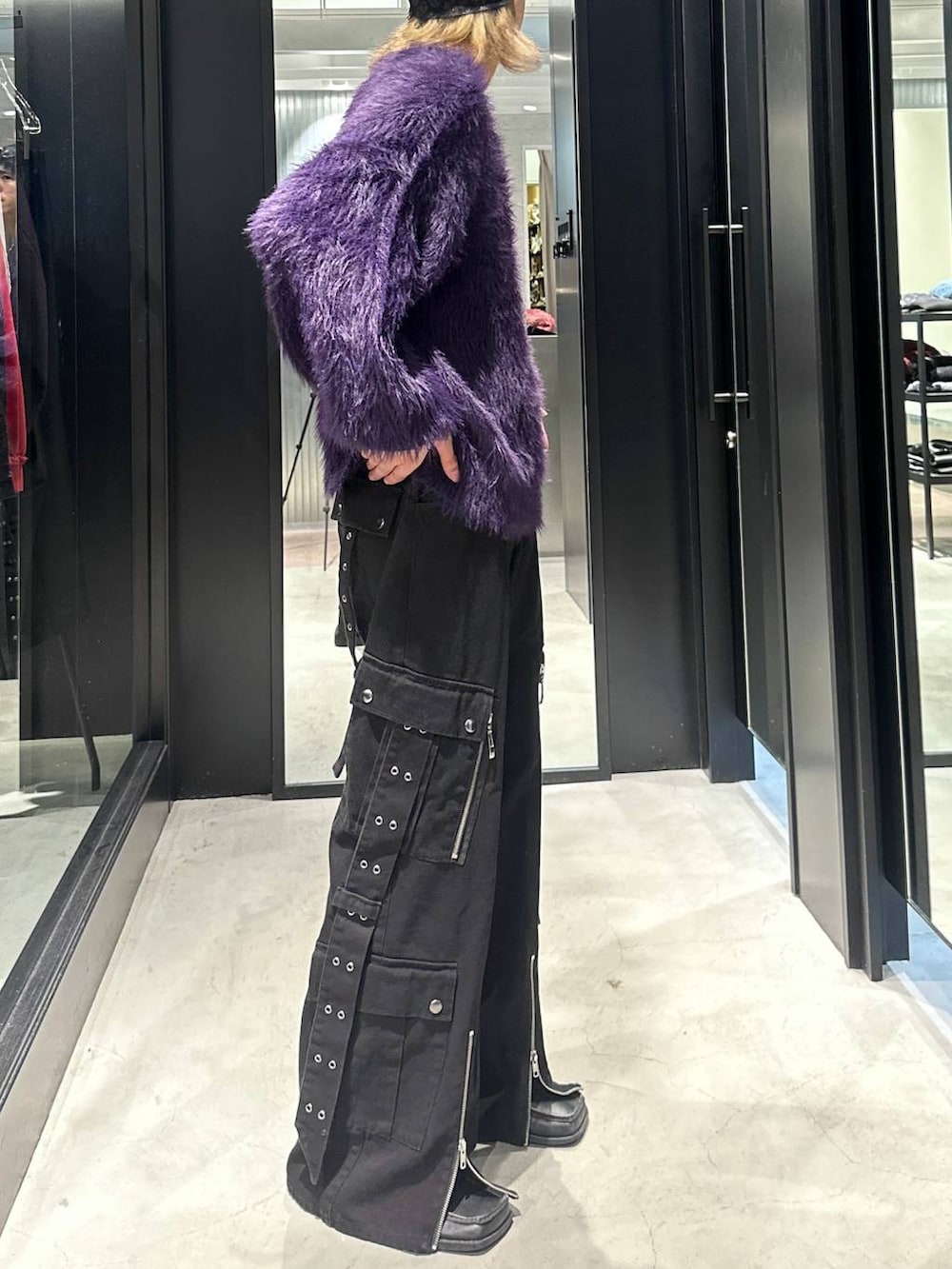 パープル系のニット/セーター、ブラック系のデニムパンツ、シルバー系のネックレスを着用したメンズの秋コーディネートの2枚目の写真