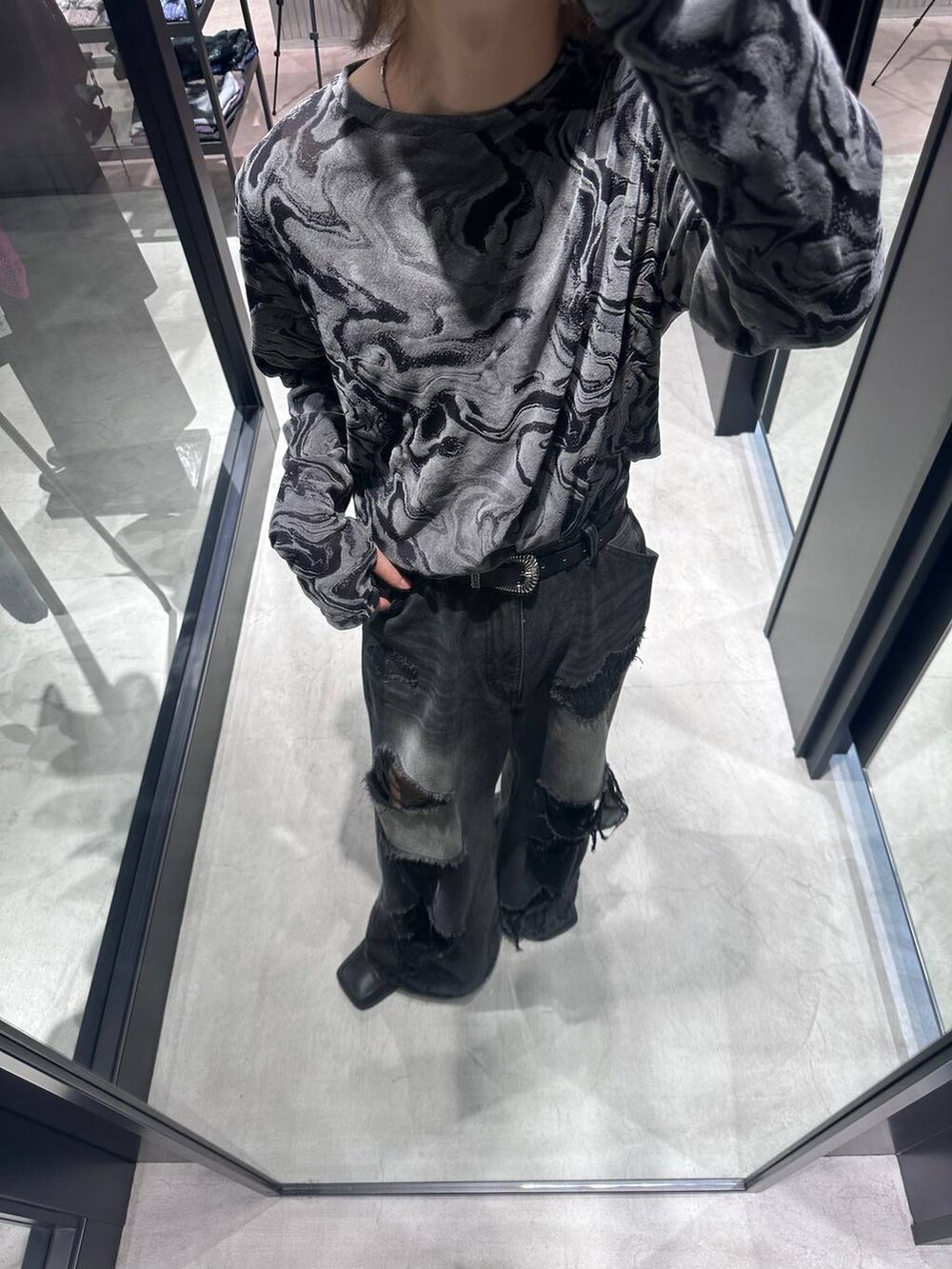ブラック系のデニムパンツ、グレー系のTシャツ/カットソー、ブラック系のベルトを着用したメンズの夏コーディネートの2枚目の写真