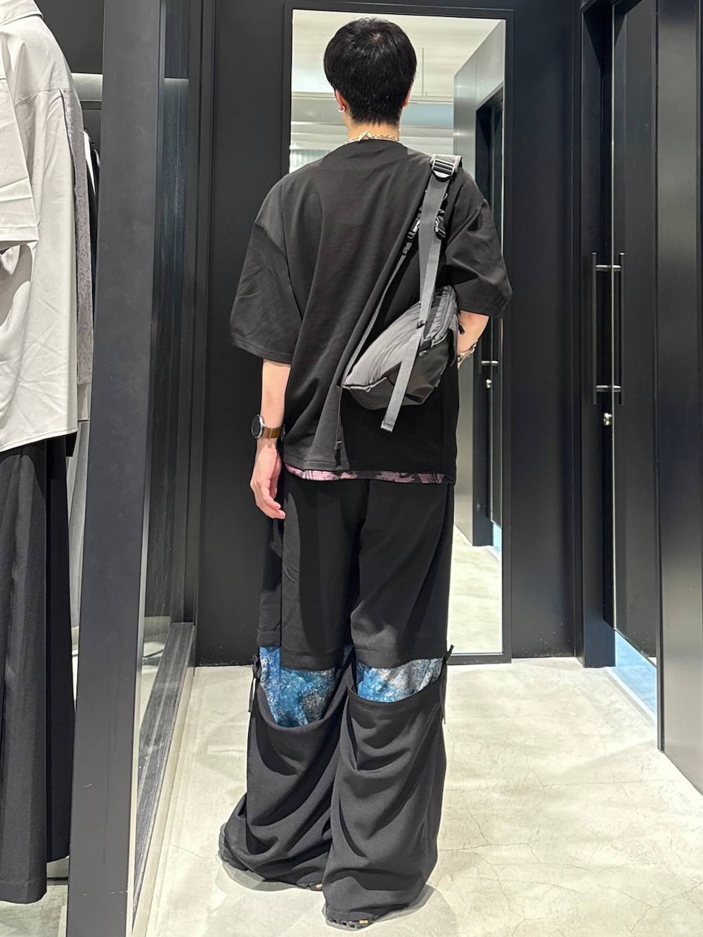 ブラック系のサンダル、ブラック系のショルダーバッグ、ブラック系のTシャツ/カットソーを着用したメンズの夏コーディネートの2枚目の写真