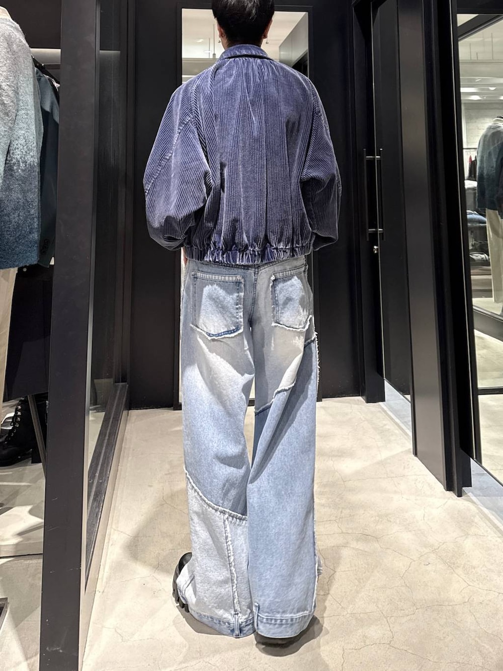 ブルー系のブルゾン、ホワイト系のネックレスを着用したメンズの冬コーディネートの3枚目の写真