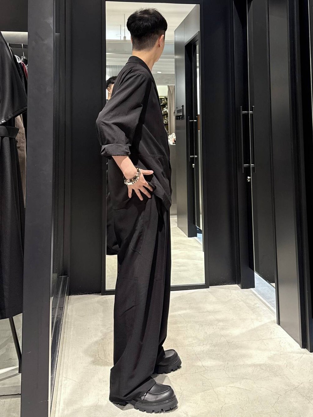 ブラック系のテーラードジャケット、ブラック系のドレスシューズ、ブラック系のスラックスを着用したメンズの秋コーディネートの2枚目の写真