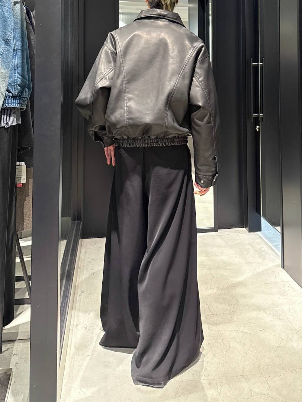 ブラック系のスラックス、ブラック系のブルゾン、シルバー系のネックレスを着用したメンズの冬コーディネートの3枚目の写真