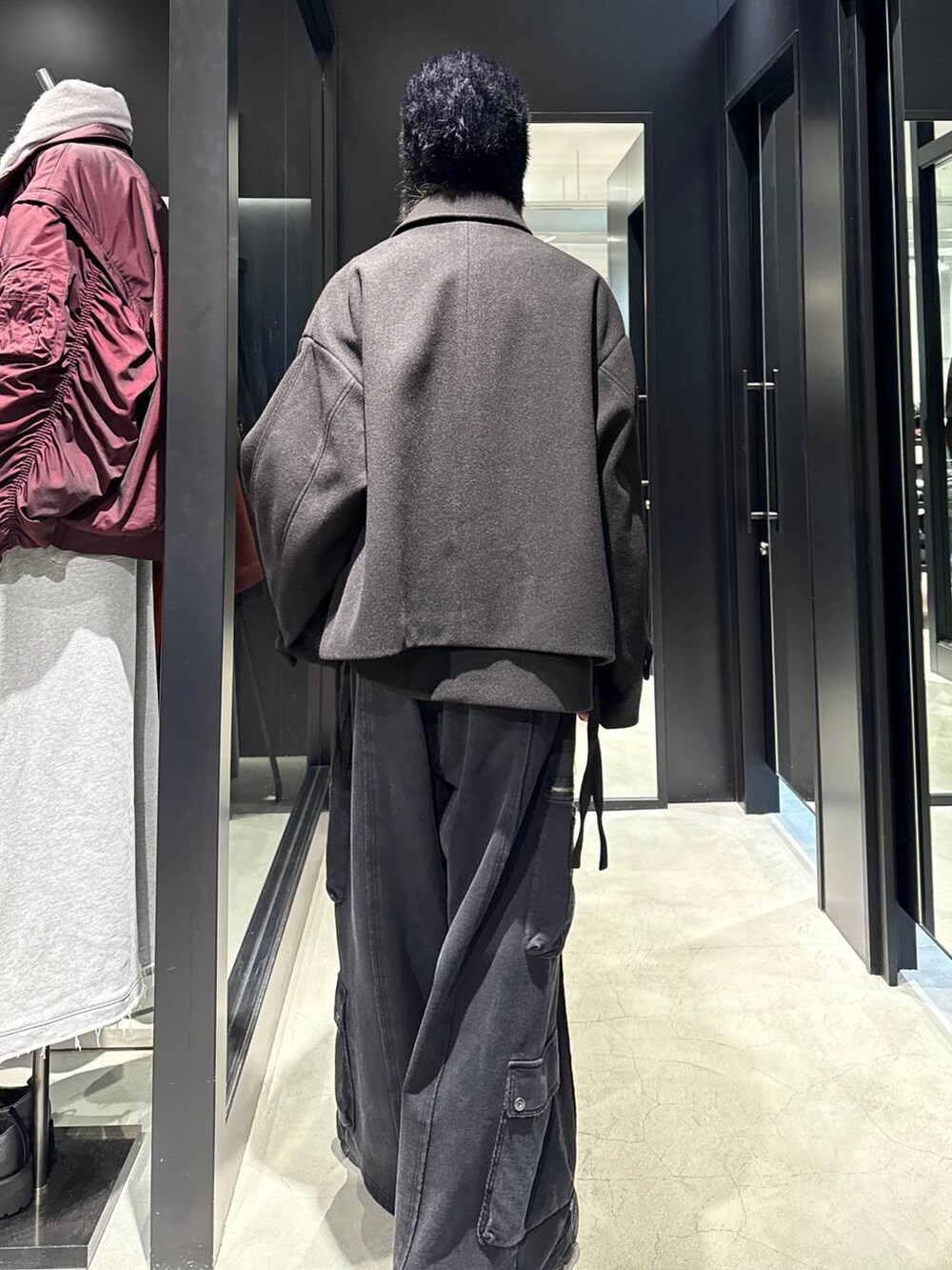ブラック系のブルゾン、ブラック系のカーゴパンツ、ブラック系のニットキャップ/ビーニーを着用したメンズの秋コーディネートの3枚目の写真