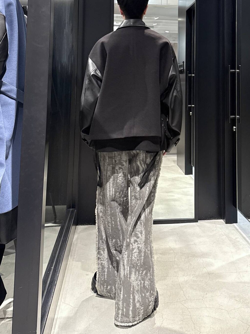 ブラック系のブルゾン、ホワイト系のネックレスを着用したメンズの冬コーディネートの2枚目の写真