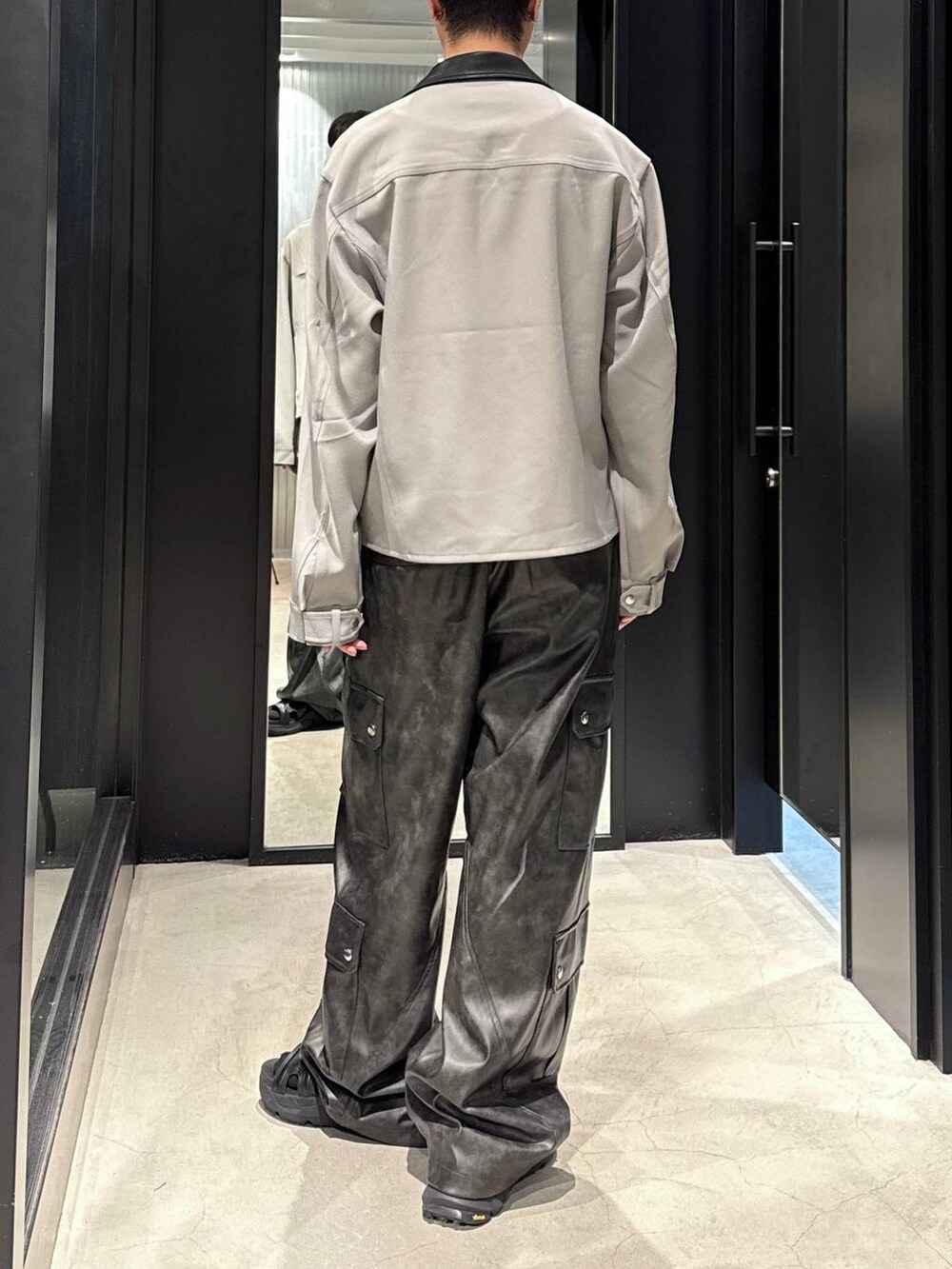 ブラック系のサンダル、ブラック系のタンクトップ、シルバー系のネックレスを着用したメンズの秋コーディネートの3枚目の写真