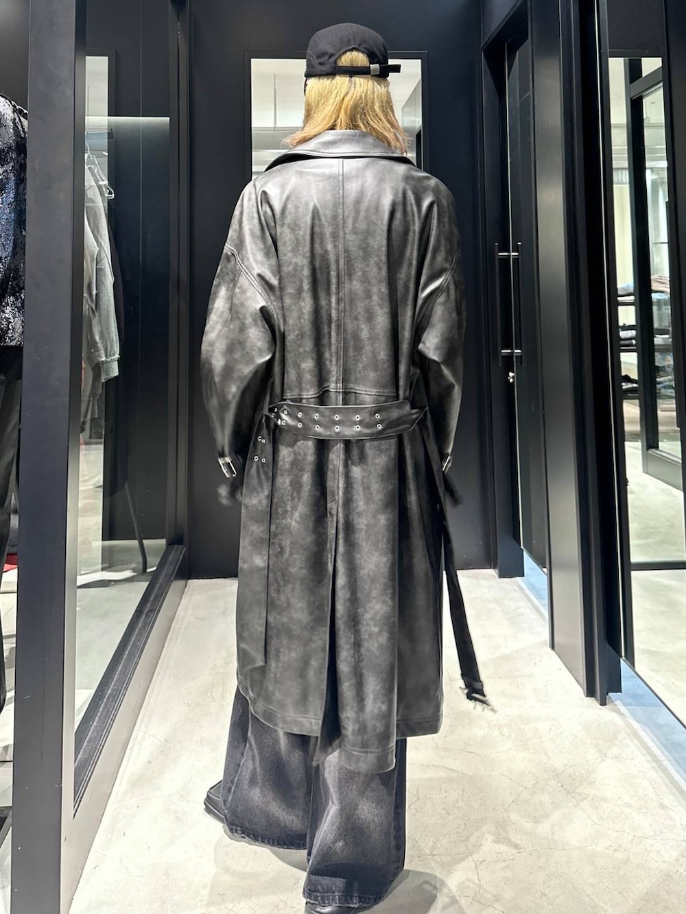 「HARE、秋コーデ、冬コーデ、コート、ワイドパンツ、オーバーサイズ、デニムパンツ、レザー、モテ、モード、高見え、着痩せ・細見え、韓国系、ラフ、韓国ファッション」｜「HAREのソリッドパーツCAP(HARE)（キャップ、ブラック系）」を使った、taigawedさん（メンズ・174cm）の秋コーディネートの4枚目の写真