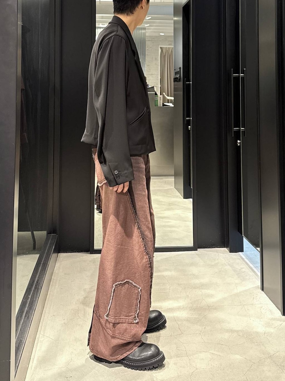 ホワイト系のTシャツ/カットソー、レッド系のデニムパンツ、ブラック系のテーラードジャケットを着用したメンズの秋コーディネートの2枚目の写真