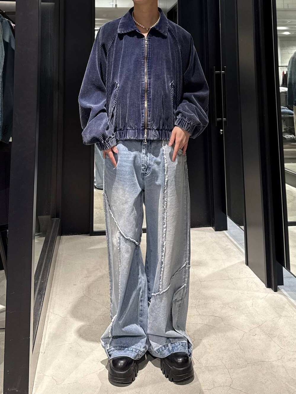 ブルー系のブルゾン、ホワイト系のネックレスを着用したメンズの冬コーディネートの4枚目の写真