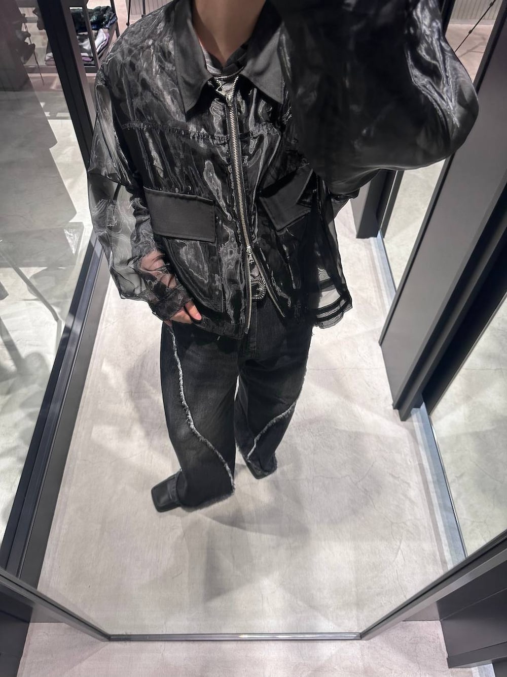 ブラック系のブルゾン、ブラック系のデニムパンツを着用したメンズの夏コーディネートの2枚目の写真