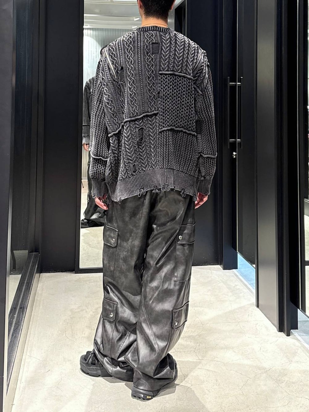 ブラック系のサンダル、ブラック系のタンクトップ、シルバー系のネックレスを着用したメンズの秋コーディネートの3枚目の写真