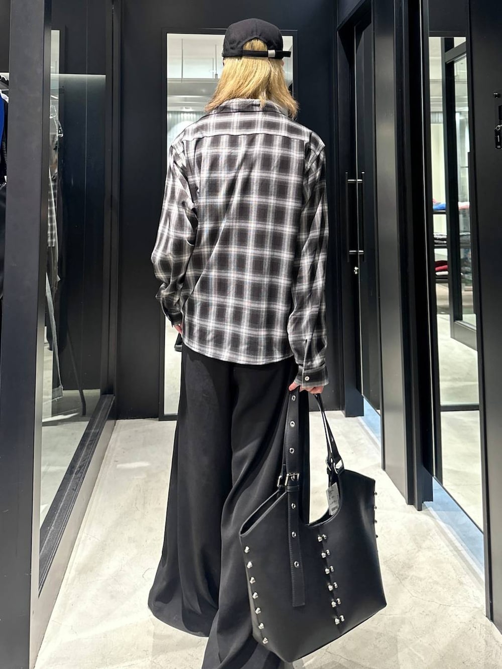 ブラック系のスラックス、ブラック系のトートバッグ、その他のシャツ/ブラウスを着用したメンズの秋コーディネートの4枚目の写真