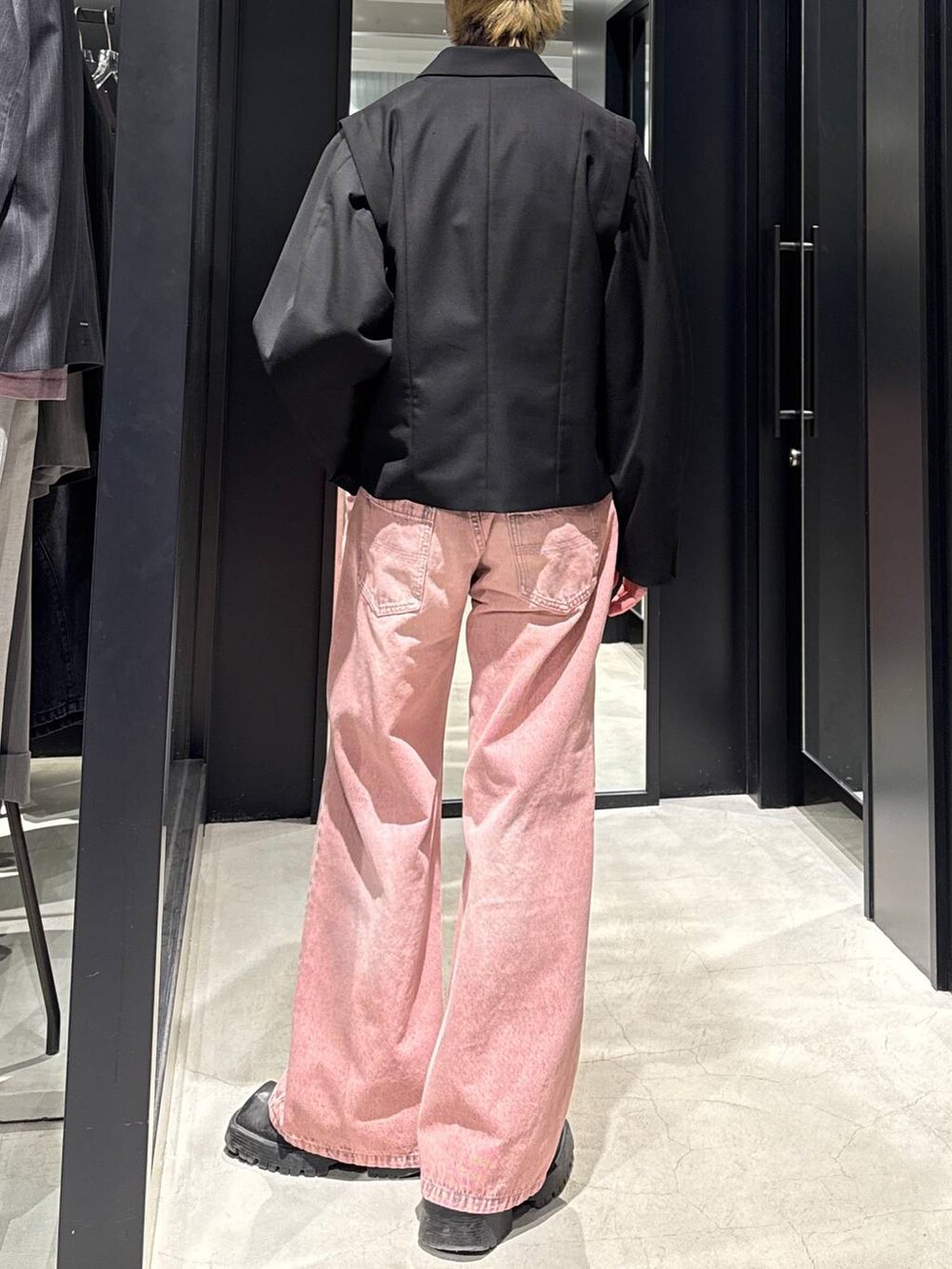 グレー系のTシャツ/カットソー、ブラック系のテーラードジャケット、ピンク系のデニムパンツを着用したメンズの春コーディネートの3枚目の写真