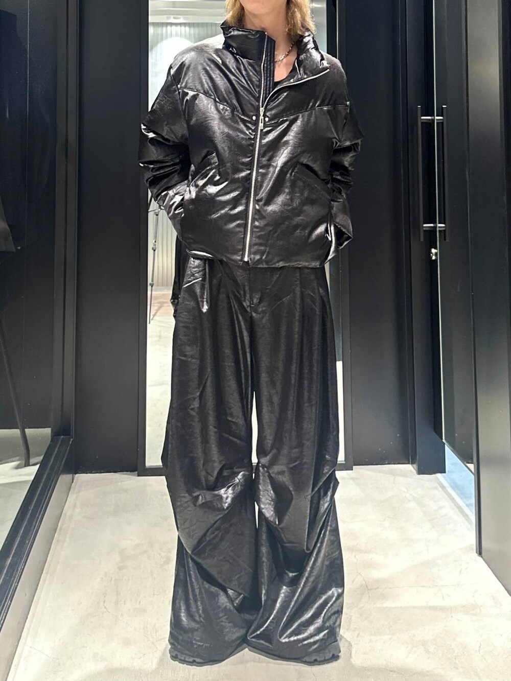 ブラック系のブルゾン、ブラック系のその他パンツ、ブラック系のキャップを着用したメンズの秋コーディネートの3枚目の写真