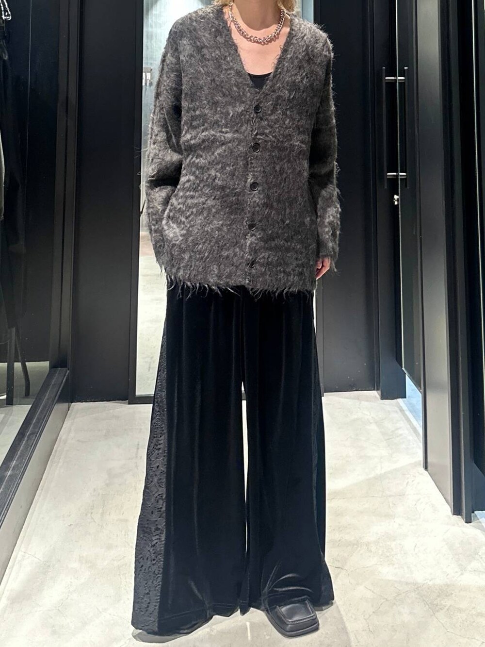 ブラック系のその他パンツ、ブラック系のカーディガン/ボレロ、グレー系のニットキャップ/ビーニーを着用したメンズの秋コーディネートの3枚目の写真