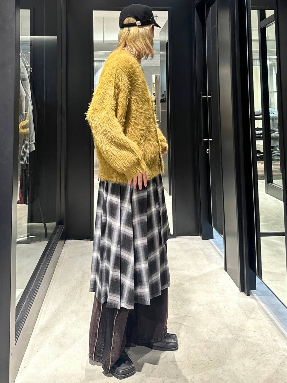 「モード、高見え、着痩せ・細見え、HARE、韓国系、韓国ファッション、ラフ、春コーデ、秋コーデ、冬コーデ、ニット、カーディガン、オーバーサイズ、デニムパンツ、モテ」｜「HAREのソリッドパーツCAP(HARE)（キャップ、ブラック系）」を使った、taigawedさん（メンズ・174cm）の秋コーディネートの2枚目の写真