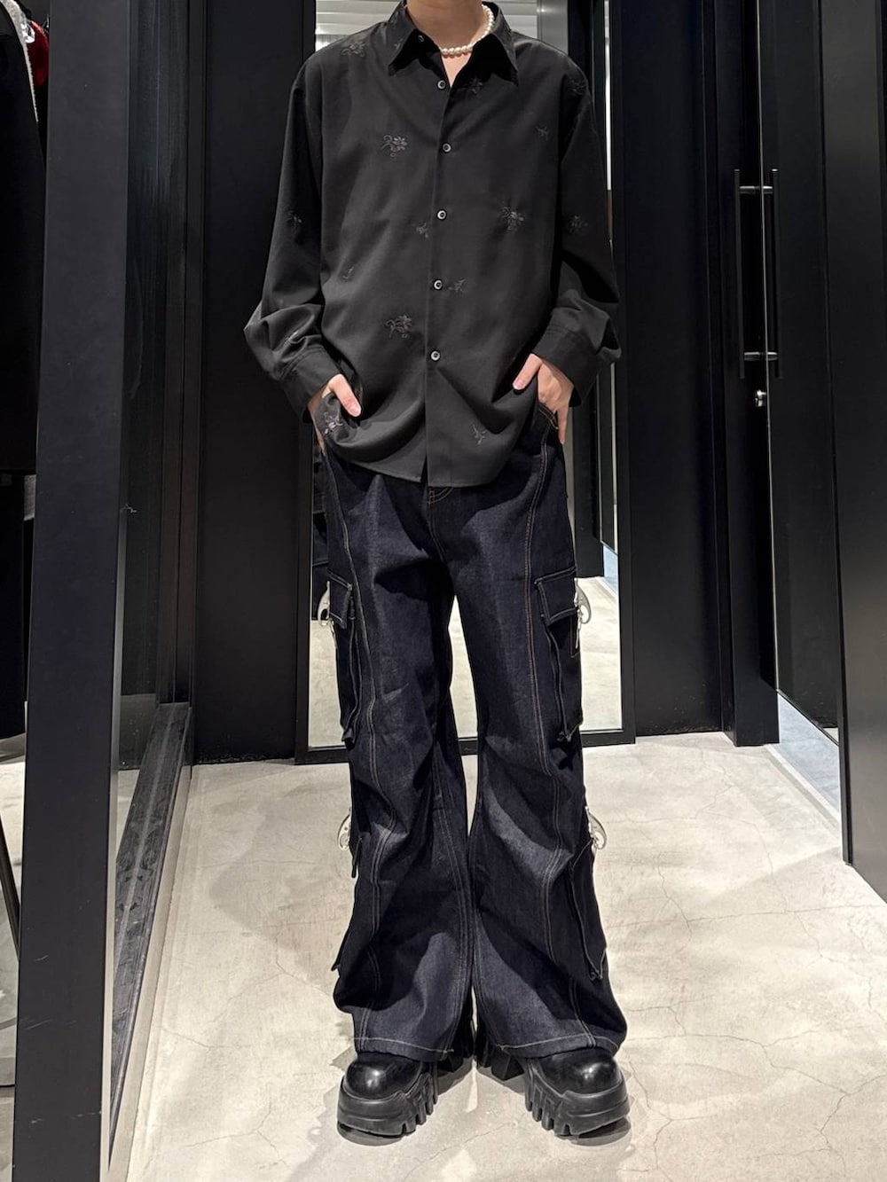 ブルー系のデニムパンツ、ブラック系のシャツ/ブラウス、ホワイト系のネックレスを着用したメンズの冬コーディネートの4枚目の写真