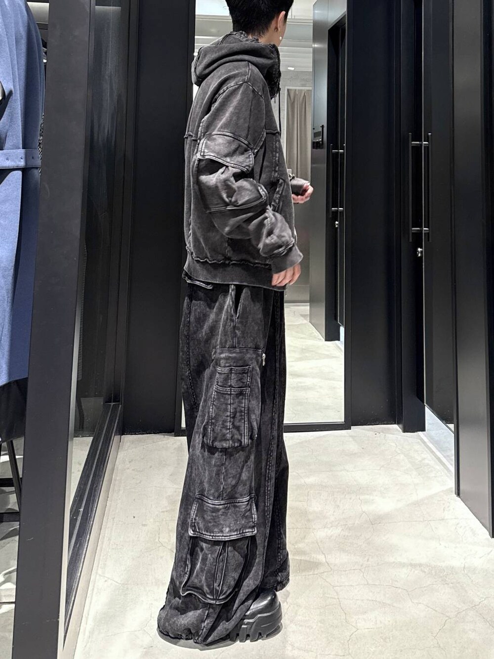 ブラック系のスウェットパンツ、ブラック系のパーカー、ホワイト系のネックレスを着用したメンズの冬コーディネートの2枚目の写真